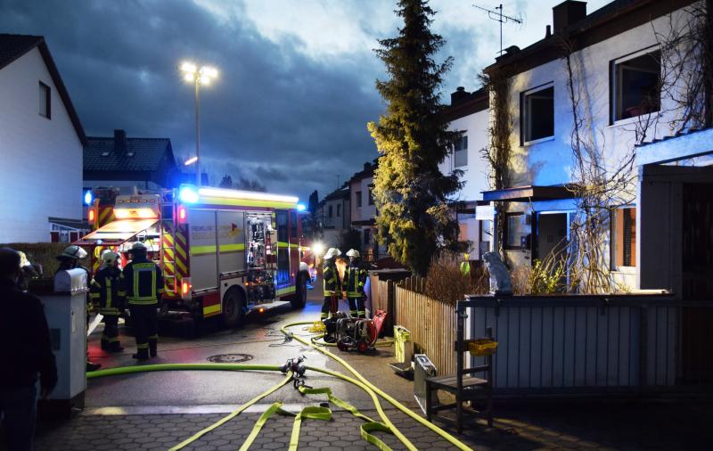 Am 29.01.2020, gegen 16.50 Uhr, setzte ein 88jähriger Olchinger durch Abbrennen einer Wunderkerze seinen Christbaum in Brand. Er versucht noch den Brand zu löschen wurde dabei aber auf Grund der starken Rauchentwicklung bewusstlos.