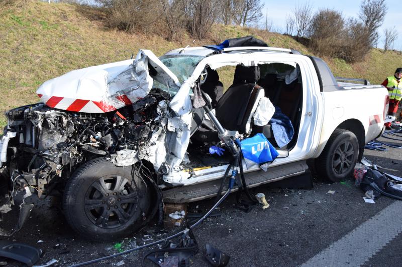  Montagmittag um 12.35 Uhr fuhr ein 50jähriger aus dem Landkreis München mit einem Ford Pick-Up auf der BAB A 8 München – Stuttgart in Richtung Stuttgart. Zwischen Eschenried und der Anschlussstelle Dachau/Fürstenfeldbruck übersah er vermutlich, dass die vorausfahrenden Fahrzeuge verkehrsbedingt bremsten, sich bereits ein Rückstau gebildet hatte und fuhr mit erheblicher Geschwindigkeit auf einen stehenden Lkw mit Anhänger auf. 