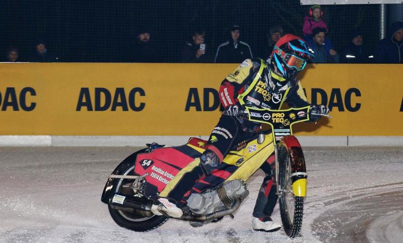 Im Sommer ist Julian Bielmeier mit Vollgas auf den sandigen Speedway-Ovalen Deutschlands für den Motorsportclub Olching unterwegs. Jetzt im Winter wäre der Sand allerdings eher hinderlich, denn der junge Mann zieht bei seiner Rennmaschine die Spikes-Reifen auf und wagt sich auf Glatteis. 