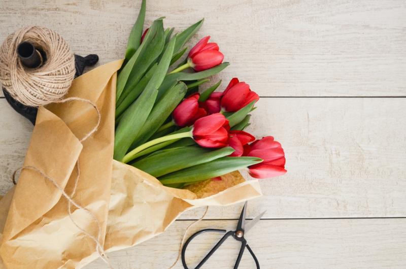 In Amerika blickt der Valentinstag auf eine lange Tradition zurück. Schon Grundschüler sind zum Valentinstag angehalten, sich gegenseitig selbst gemachte Kärtchen zu schenken mit der Fragestellung: „Will you be my valentine?“ In Deutschland setzt sich der Trend des Valentinstags seit einigen Jahren ebenfalls immer mehr durch. 