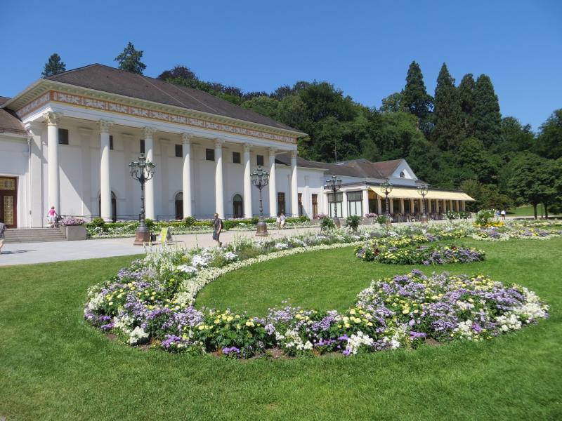 Wer einen Trip nach Baden-Baden unternimmt, sollte sich unbedingt das Casino im Kurhaus näher anschauen. Es weist eine lange Historie auf und ist architektonisch ein Highlight.