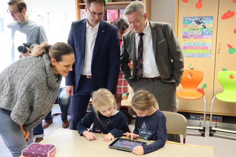 Der Vorstand der SPD-Landtagsfraktion, Horst Arnold, MdL und sein Kollege Klaus Adelt, Mdl, war zu Besuch in der Grundschule Graßlfing, um sich dort gemeinsam mit Vertreterndes Schulamts sowie des Sachaufwandsträgers von der Schulleitung über die fortschreitende Digitalisierung der Grundschulen informieren zu lassen.