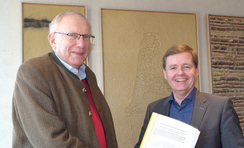 Auf offene Ohren stieß Dr. Helmut Pabst bei Gilchings Bürgermeister Manfred Walter bei der Übergabe von 385 Unterschriften pro Erhalt der verlängerten Melchior-Fanger-Straße als Feldweg. Zwar ist die Asphaltierung nicht vom Tisch, doch sollen Schikanen dafür sorgen, den Autoverkehr abzuhalten.