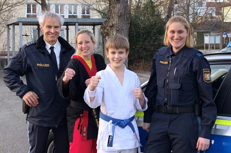 Für die Arbeit der Polizei ist es elementar wichtig, dass Kinder möglichst früh wissen, wie sich vor drohenden Gefahren, z.B. dem Ansprechen durch Erwachsene auf dem Schulweg oder gegenüber Aggressionen von größeren Kindern oder Jugendlichen schützen können.