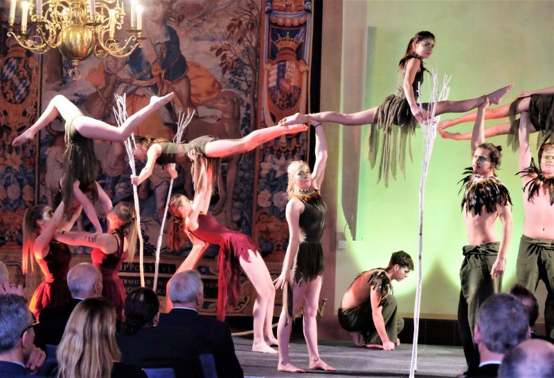 Rund sechzig Artisten und Musikern des Viscardi-Gymnasiums durften am vergangenen Mittwoch  im Kaisersaal der Residenz das Rahmenprogramm zur Auszeichnung der besten bayerischen Schulsportmannschaften gestalten.