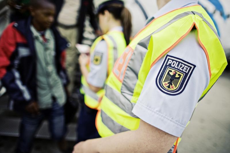 Kurz nach 14 Uhr bedrängte ein 41-jähriger Deutscher am S-Bahnhaltepunkt Germering-Harthaus einen Mann. Der 41-Jährige baute sich aggressiv vor dem Unbekannten auf und stieß ihm mit den Händen gegen den Oberkörper. Der Angegriffene setzte sich zur Wehr, so dass der Aggressor zu Boden stürzte; dann entfernte er sich unerkannt.