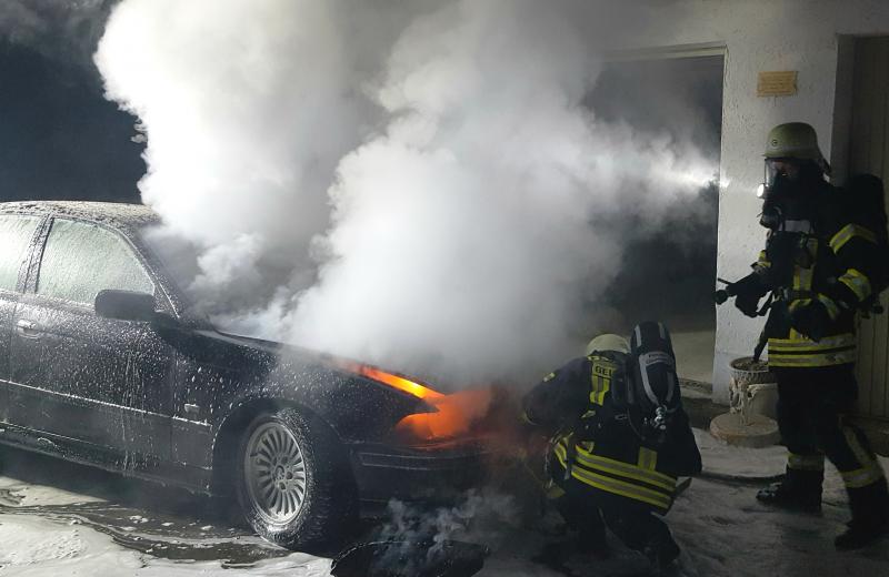 Nur eine gute Stunde war das neue Jahr alt, als der erste Alarm bei der Feuerwehr Geiselbullach ausgelöst wurde. In einem Garagenhof in Geiselbullach war aus bisher ungeklärter Ursache ein Auto in Brand geraten.