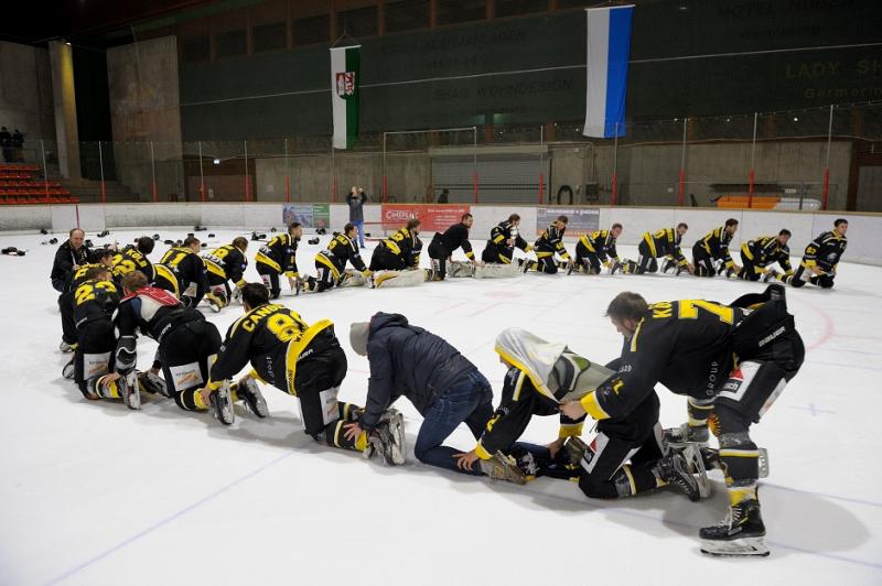 Das Match zwischen der zweiten Mannschaft des EHC Waldkraiburg und den Wanderers Germering hatte den Namen „Finale“ wirklich verdient. Beide Teams gingen ein hohes Tempo und begegneten sich auf Augenhöhe.