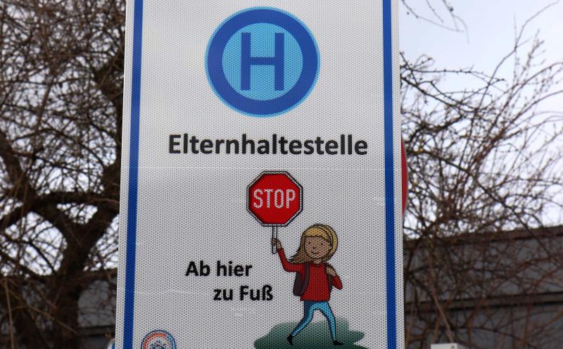 Am 14. Februar startete die Aktionswoche „Zu Fuß zur Schule“ an der Grundschule Süd mit der Eröffnung der Elternhaltestellen an der Allinger Straße. Um Punkt 7 Uhr trafen sich trotz Wind und leichtem Nieselregen viele ABC-Schützen an einer der beiden neu geschaffenen Elternhaltestellen. Angeführt von Erstem Bürgermeister Norbert Seidl ging es von dort aus gemeinsam zu Fuß zur Schule.