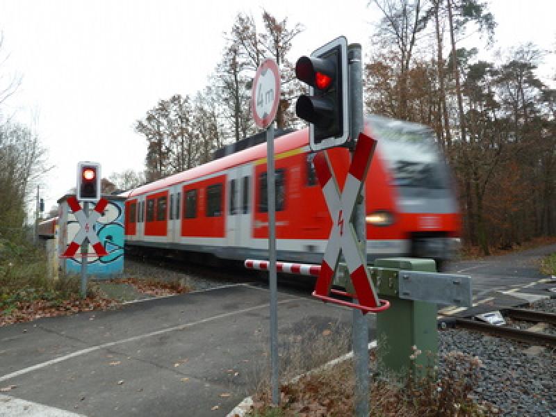 Am 23.02.2020 gegen 22:14 Uhr stürzte ein Baum aufgrund des starken Windes in die Oberleitungen der S-Bahn Linie S8 zwischen Herrsching und Hechendorf am Pilsensee. Der Baum fing durch den Starkstrom kurz Feuer, weswegen die Freiwillige Feuerwehr Hechendorf alarmiert wurde. 