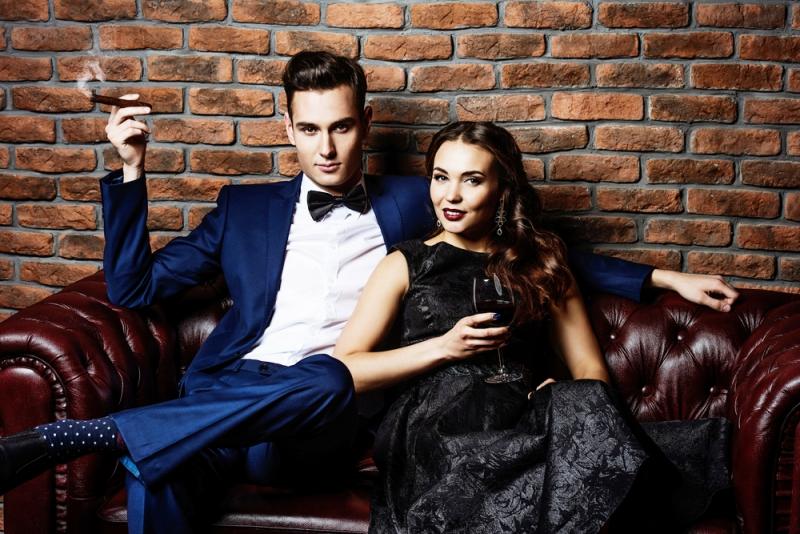 Neues Jahr, neue Regeln. Unsere Gesellschaft entwickelt sich ständig weiter. Geht es jedoch um den Besuch des lokalen Casinos, scheint die Zeit ein wenig stillgestanden zu bleiben. Das gilt insbesondere für den Dresscode, auf den traditionelle Spielbanken auch heute noch besonderen Wert legen.