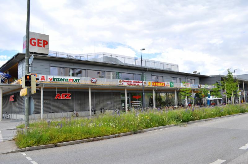 Am gestrigen Abend wurde gegen 21.25 Uhr in der Tiefgarage des Germeringer Einkaufszentrums  Großalarm ausgelöst, als die Scheibe eines Handfeuermelders am Ende der Tiefgaragenausfahrt zur Leipziger Straße  mutwillig, man könnte auch sagen böswillig von einem bislang unbekannten Täter eingeschlagen worden war und damit Großalarm bei der Feuerwehr ausgelöst wurde.