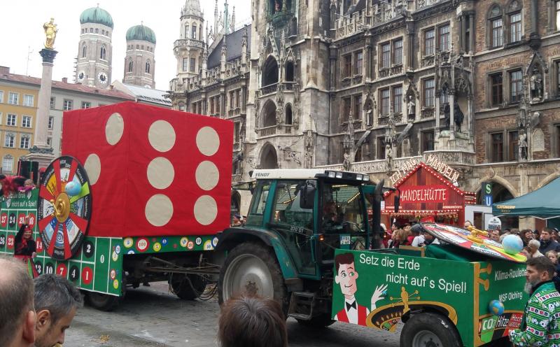 Bereits Stunden vor Abfahrt um 13.13 Uhr wummerten die Bässe der bereitstehenden Wägen für den mittlerweile 15. Faschingszug der damischen Ritter durch die Sendlinger Str. in München am letzten Sonntag. Bei frühlingshaften Temperaturen hatten sich 55 Gruppen und Faschingswägen zu diesem Zug angemeldet und auch in diesem Jahr führte ein Großteil der Strecke durch die Fussgängerzone bis zum Marienplatz und unter dem alten Rathaus durch zum Sparkassenplatz inmitten dem Herzen Münchens.