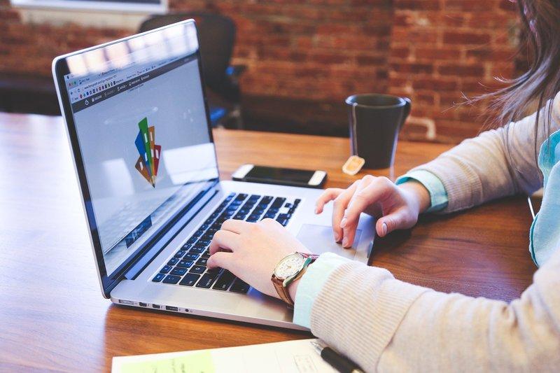 Wer vor der Entscheidung steht, neue Firmensoftware für sein Unternehmen zu kaufen, hat die Qual der Wahl. Dutzende Softwareschmieden konkurrieren heutzutage um Kunden. Es wird zunehmend schwieriger, das optimale Produkt für sich und seine Bedürfnisse zu finden. Eine Demoversion, die man im eigenen Unternehmen ausprobieren kann, ist daher eine große Hilfe. Aber nicht nur für den Kunden bergen diese Testversionen Vorteile.