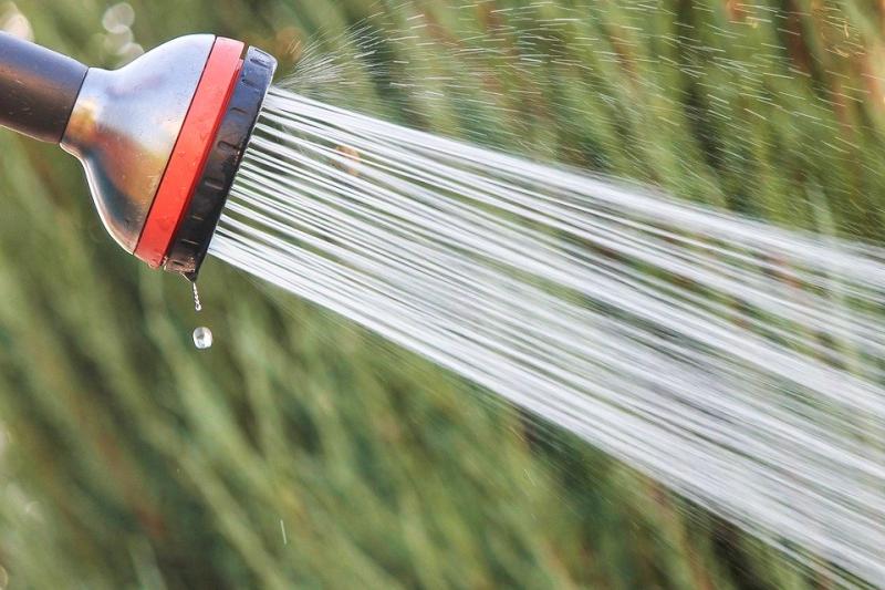 Trinkwasser dient als lebenswichtige Ressource und wird auf vielfältige Art und Weise im Haushalt eingesetzt. Mit einem täglichen Verbrauch von rund 125 Litern pro Kopf wird nur allzu deutlich, welche Wichtigkeit das flüssige Gut für jeden Einzelnen hierzulande besitzt.