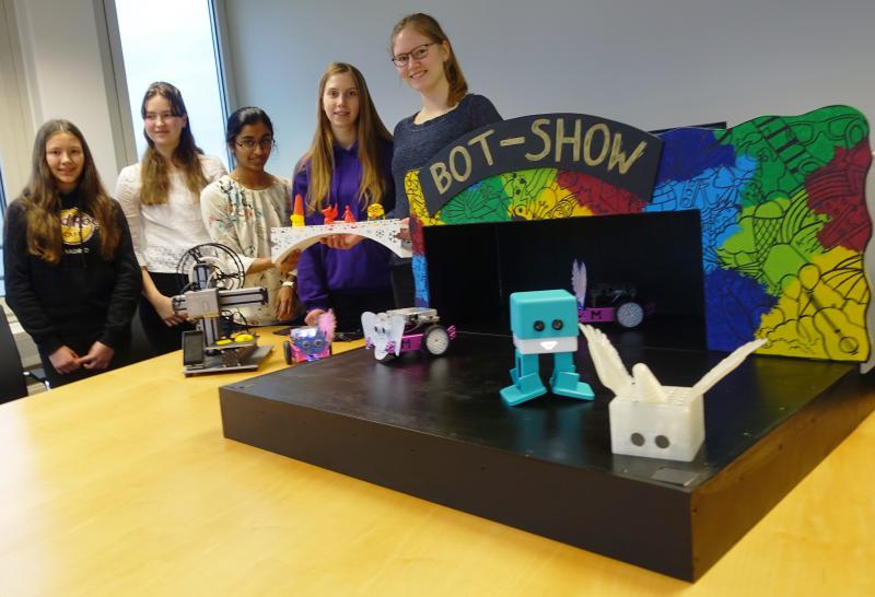 - Mit neuen Angeboten speziell für Mädchen beteiligt sich der DigiClub am diesjährigen Ferienprogramm der Stadt Germering. Seit einigen Jahren können Kinder in den Oster- und Sommerferien bei zweitägigen Technik-Camps spielerisch erste Erfahrung mit Elektrik, Robotern, Programmierung und anderer Technik sammeln.