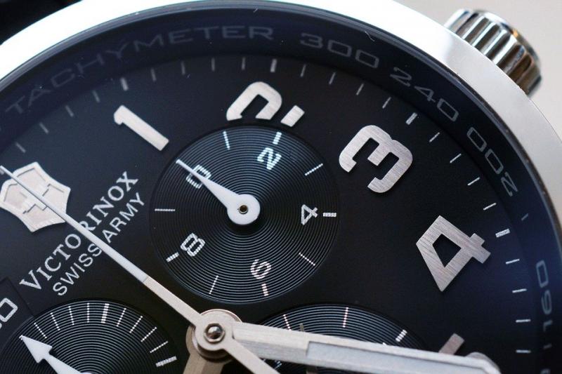Männer sind nur selten für Schmuck zu begeistern, sodass in der Regel nur die Armbanduhr das Handgelenk des starken Geschlechts ziert. Doch eine Luxusuhr dient keinesfalls nur der bloßen Zeiterfassung, sondern unterstreicht in erster Linie den individuellen Charakter des Trägers.