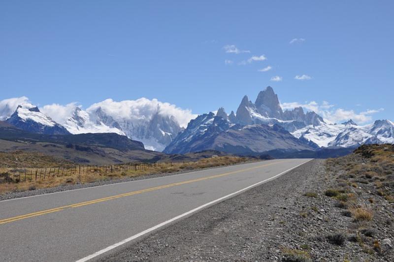 Gilching – ein düsteres und wildes Land, schneebedeckte Berge, davor graue Steppe und unzugänglicher Urwald. Seit den 1970er Jahren gibt es die 1200 km lange Carretera Austral, die schönste Route in die Einsamkeit.