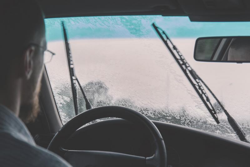 Während der kalten und düsteren Wintermonate ist eine klare Sicht besonders wichtig. Gerade bei einer nassen Fahrbahn oder Schneefall sind saubere Autoscheiben daher ein Muss. 