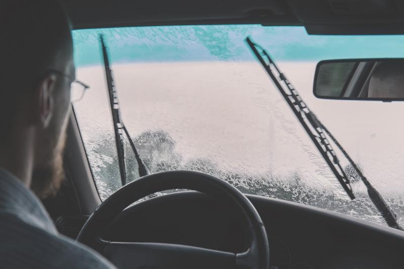 Während der kalten und düsteren Wintermonate ist eine klare Sicht besonders wichtig. Gerade bei einer nassen Fahrbahn oder Schneefall sind saubere Autoscheiben daher ein Muss.