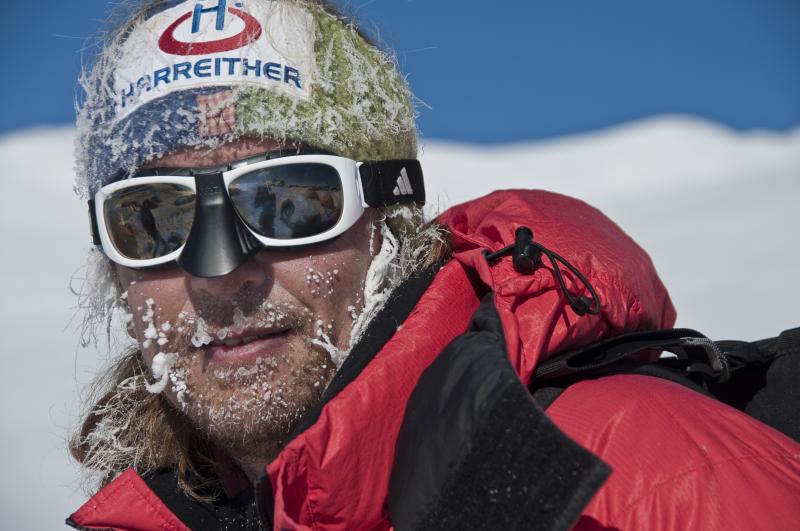 Andy Holzer (hier 2010 auf dem Mount Vinson, dem höchsten Berg der Antarktika, Foto: Andreas Scharnagl) ist ein österreichischer Profibergsteiger und Ausnahmesportler – das Außergewöhnliche hierbei: Andy Holzer ist von Geburt an blind. Trotzdem hat er die „Seven Summits“ bestiegen.