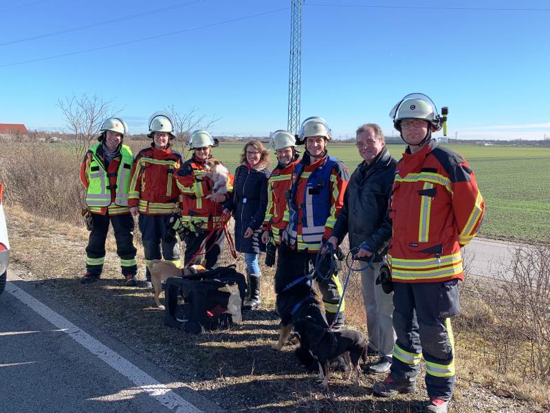 Kurz vor Mittag ereignete sich am 6. Februar ein Verkehrsunfall mit drei Pkw auf der B2 kurz vor der A99. Zusammen mit dem Rettungsdienst und der Polizei wurde die Feuerwehr nach Stichwort „THL2 VU mehrere Pkw, keiner eingeklemmt", alarmiert. Die drei Autos waren aufeinander aufgefahren, zwei leicht verletzte Personen hatten ihre Fahrzeuge bereits verlassen und wurden vom Rettungsdienst versorgt. 