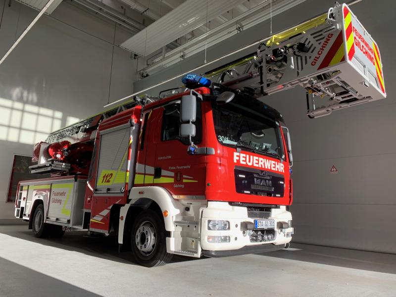 Damit künftig eine noch schnellere Rettung erfolgen kann, hat die Feuerwehr eine sogenannte „Drehleiter mit Gelenkteil“ erhalten. Durch den absenkbaren obersten Teil der Leiter, kann schneller und flexibler gearbeitet werden.