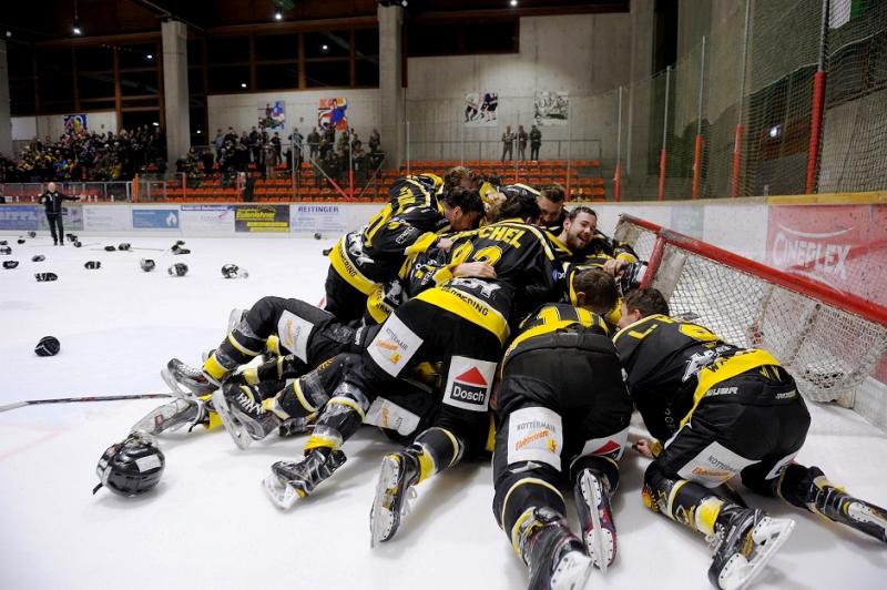 Die rund 200 Zuschauer in der Eis-Arena Passau sahen am vergangenen Freitag den erwarteten Aufstiegsfight zwischen Regen und Germering. Für EVG-Coach Petr Vorisek und sein Team waren die „Red Dragons“ im Vorfeld schwer auszurechnen, waren die beiden Pokalspiele zum Jahreswechsel doch eher eine klare Angelegenheit für die Schwarz-Gelben. 