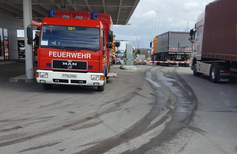 Zu drei Einsätzen mussten die Feuerwehr Geiselbullach Mittwochvormittag ausrücken. Gegen 07.00 Uhr erfolgte der erste Alarm: eine Ölspur, die direkt an der Feuerwache vorbeiführte, musste beseitigt werden. Gemeinsam mit dem Stadtbauhof dauerten diese Arbeiten zwei Stunden. Um 10.15 Uhr dann der nächste Einsatz: aufgrund eines technischen Defekts verlor ein LKW Diesel aus seinem Tank.