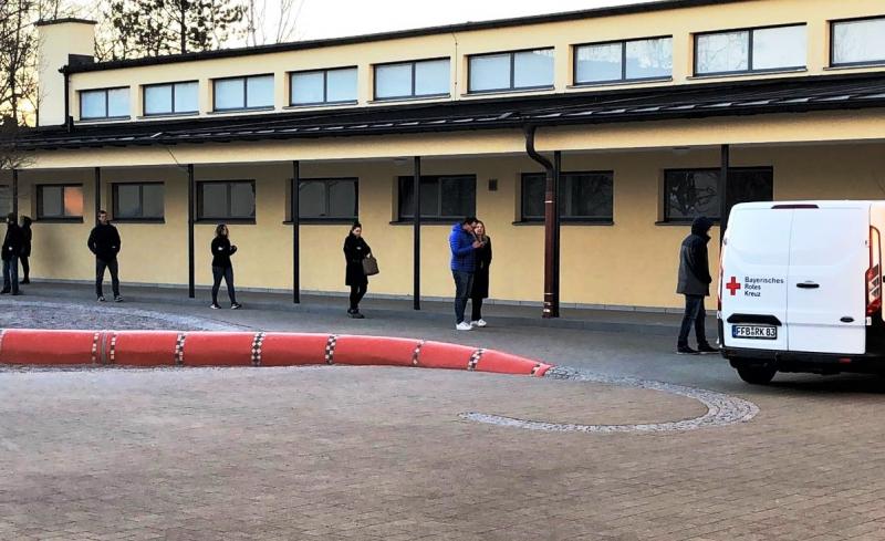 Geduldig und mit 2 m Sicherheitsabstand haben die Bürgerinnen und Bürger auch draußen in der Kälte gestanden, um Blut zu spenden. Die Hygienemaßnahmen wurden nochmal angepasst und so wurde auch Fieber gemessen. Aber die Maisacher waren gut vorbereitet, viele hatten zuhause schon Fieber gemessen, um sicher zu stellen, dass sie auch spenden dürfen.