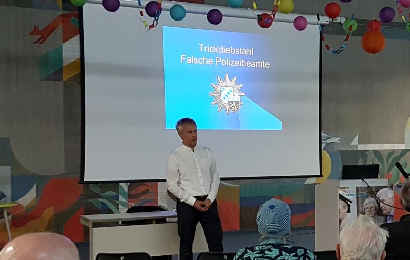 Der Vortag fand am 04.03. in der Aula der Starzelbachschule in Eichenau statt, zirka 35 Eichenauer hatten sich zu der Veranstaltung in die Schule eingefunden. Der Eichenauer Kreis- und Gemeinderat Bernd Heilmeier eröffnete die Begrüßung mit einem selbst erlebten Trickdiebstahl bei dem ein angeblicher italienischer Autobahnbetreiber Mautgebühr nach über einem Jahr erhoben hatte.
