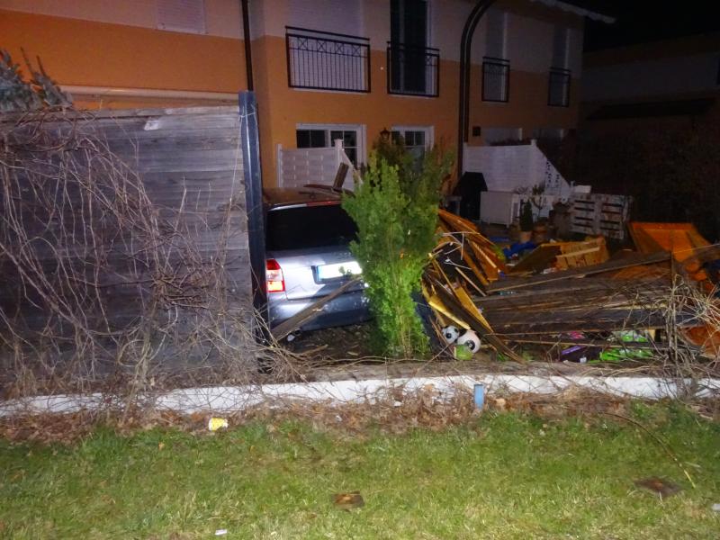 Riesenaufregung gab es vergangene Nacht am Kreisverkehr an der Planegger Straße, als ein zunächst unbekannter Fahrer eines Audi A4  im Kreisverkehr in Richtung Norden gegen 00.30 Uhr  rechts von der Fahrbahn abkam und gerade aus auf das Grundstück zweier dortiger Reihenhausbesitzer weiterfuhr. 