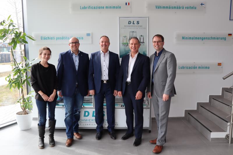 Die Firma DLS Schmiersysteme ist seit 2017 im Gewerbepark an der B471 in Olching ansässig. Spezialisiert auf individuelle Lösungen für Schmiersysteme unterschiedlichster Maschinen, steht für die Geschäftsführer Helmut Feicht und Reiner Hochholzer nicht der Verkauf von Produkten, sondern die technische Beratung im Vordergrund. 