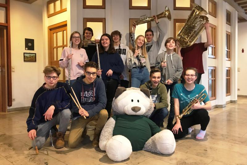 Am kommenden Samstag, dem 07.03.2020, kann um 14 Uhr in der Starzelbachschule Eichenau (Parkstr. 41) zugehört, mitgemacht und sogar dirigiert werden. Das rund einstündige Märchen- und Familienkonzert des Musikvereins Eichenau (MVE) ist bewusst sehr interaktiv gestaltet: “Musik ist essentiell für die Entwicklung von Kindern.”, so die Dirigentin des Jugendblasorchesters Therese Schwarz. 