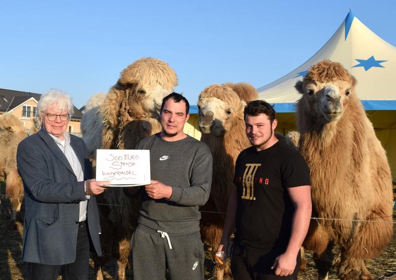 Mag man generell dem Betrieb eines Zirkus mit Tierhaltung kritisch gegenüber stehen. Wenn es ums Überleben sowohl der Tiere als auch der Betreiber geht, sollte man hilfreich unter die Arme greifen. Arg gebeutelt wurde unter anderem der Traditionszirkus Kaiser, der derzeit auf einer Grünfläche zwischen Abenteuerspielplatz und Frühlingsstraße in Gilching Station macht.