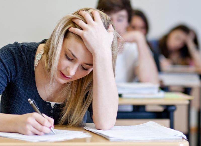 Die Abschlussprüfungen an den Beruflichen Oberschulen in Bayern werden verlegt. Sie beginnen nun am 18. Juni statt wie ursprünglich vorgesehen am 25. Mai, sofern der Unterricht in den Abschlussklassen nach den Osterferien wieder aufgenommen werden kann.