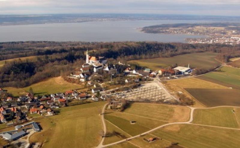 Landkreis Starnbberg - Die Drive-in-Teststation auf dem Klosterparkplatz in Andechs wird ab 27. April vorläufig eingestellt. Mittlerweile werden bei einer Vielzahl von Haus- und Facharztpraxen im Landkreis Abstriche durchgeführt, so dass die Station momentan überflüssig geworden ist. Für die Betroffenen ist das eine große Erleichterung, da sie für eine Testung keinen langen Weg mehr auf sich nehmen müssen. 