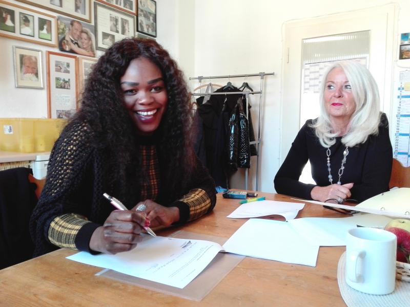 Zuversicht in der „neuen Heimat“ und ein starker Wille zur Integration motivieren Fatou Diedhiou positiv in die Zukunft zu schauen. Seit einem Jahr betreut Jutta Harles als Ehrenamtliche im Asylhelferkreis Puchheim Fatou Diedhiou, 32 Jahre, aus Mali in Afrika. Sie ging In der Hauptstadt Bamoko zur Schule, lernte Nähen und auch das Handwerk der Coiffeurin. Weil sie Angst um ihr Leben haben musste, floh sie aus ihrem Land.