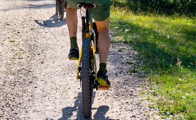 Ein Fahrer eines Mountainbikes stürzte in einem Waldstück am südlichen Ortsrand von Fürstenfeldbruck auf abschüssiger Strecke und verletzte sich lebensgefährlich.
