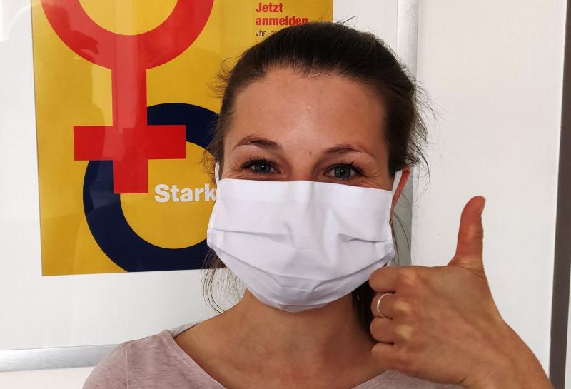 Die Volkshochschule Gröbenzell hat sich dem Aufruf von Corinna Eichberger-Renneisen angeschlossen und eine Gruppe zum Nähen von Atemschutzmasken gegründet. 