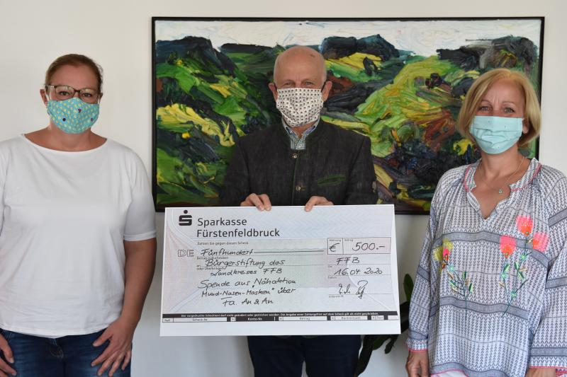 Der Bevölkerung wird dringend empfohlen, in der Öffentlichkeit– vor allem beim Einkaufen und der Nutzung des ÖPNV - Schutzmasken zu tragen. Bereits einfache Masken, die Mund und Nase bedecken, sind bei Niesen oder Husten schon ein Schutz für die Umgebung. Dadurch können Übertragungswege einer Coronavirus-Infektion reduziert werden.