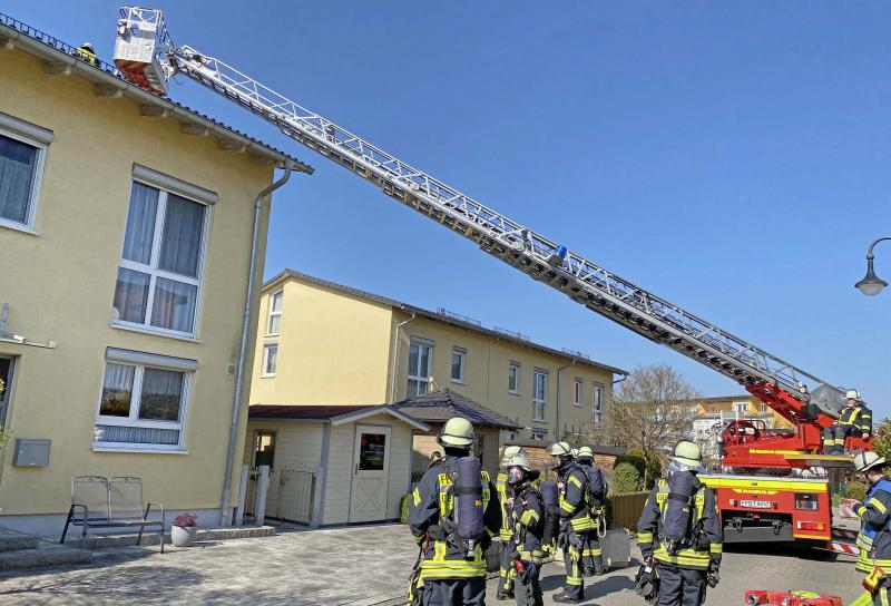 Am Dienstagvormittag wurde der Rettungsleitstelle von Mitarbeitern einer Elektrofirma, die gerade vorort arbeiteten mitgeteilt, dass in der Leopoldstraße in der Nähe vom Schwaiganger ein Brand im Dachstuhl eines Reihenhauses ist.