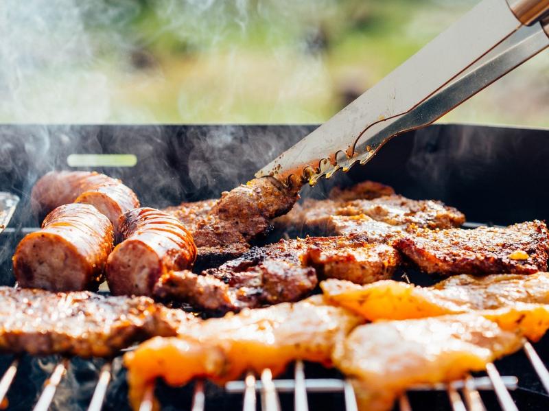 Einen Großeinsatz an Rettungskräften verursachte am Mittwoch, 08.04.2020, gegen 20.15 Uhr, ein 31jähriger als er in Gröbenzell für seine Familie ein Holzkohlengrill im Wohnzimmer betreiben wollte. 