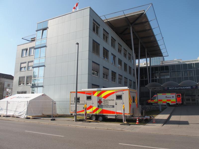 Das Zelt und der Container vor der Liegendanfahrt in der Dachauer Straße des Klinikums zur Ersteinschätzung von Patienten sind Anfang dieser Woche in Betrieb genommen worden. Dort werden fußläufige Patienten und diejenigen, die mit Rettungswagen gebracht werden, ärztlich und pflegerisch gesichtet und einer Ersteinschätzung unterzogen. 