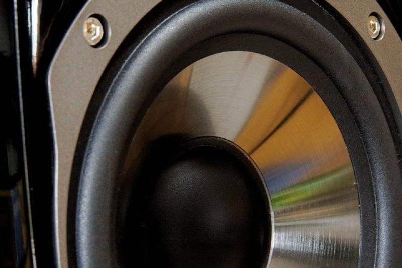 Egal, ob man einen größeren Lautsprecher mit starkem Bass oder lieber einen tragbaren Bluetooth-Lautsprecher kaufen möchte, so gibt es einige Aspekte, die man bei der Bewertung eines Lautsprechers in Betracht ziehen sollte.