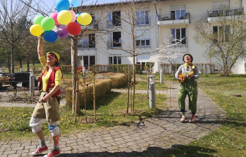– Besonders schwer haben es derzeit die in den Pflegeheimen lebenden Menschen, denn Alter und Krankheit gehen mit Isolation nun einen herzergreifenden Dreierbund ein. Weil Senioren zur besonderen Corona-Risikogruppe gehören, hat man schon vor Wochen Besuche in den Einrichtungen untersagt.