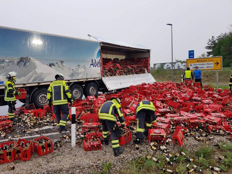 Die Feuerwehren aus Gernlinden und Esting sicherten die Unfallstelle zusammen mit der Polizei und räumten die Getränkekisten und -flaschen von der Fahrbahn. 