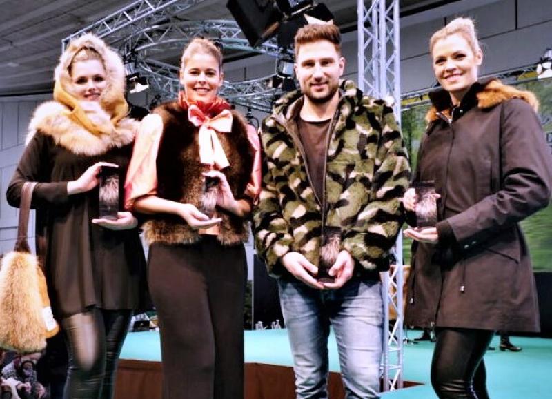 Im Rahmen der Messe Jagd & Hund in Dortmund veranstaltete das deutsche Kürschnerhandwerk in Zusammenarbeit mit der Zeitschrift Wild & Hund zum 8. Mal den Red-Fox-Award. Das mittelständische Kürschnerhandwerk zeigt bei diesem Design- und Qualitätswettbewerb, wie es Felle aus heimischer Jagd zu hochwertigen Kleidungsstücken und stilvollen Accessoires verarbeitet. 