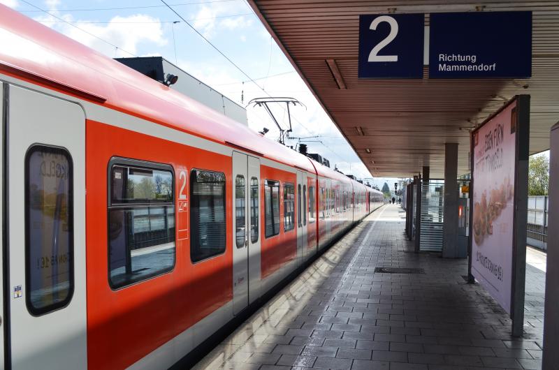 Am Samstag, den 16.05.2020 kurz nach 23:00 Uhr, ereignete sich in einer S-Bahn der Linie S3 aus Richtung München kommend eine gefährliche Körperverletzung. Eine 37-Jährige aus München wurde in der S-Bahn von dem Täter „angemacht“, woraufhin der 46-jährige Begleiter der Dame sich dieses Verhalten verbat. 