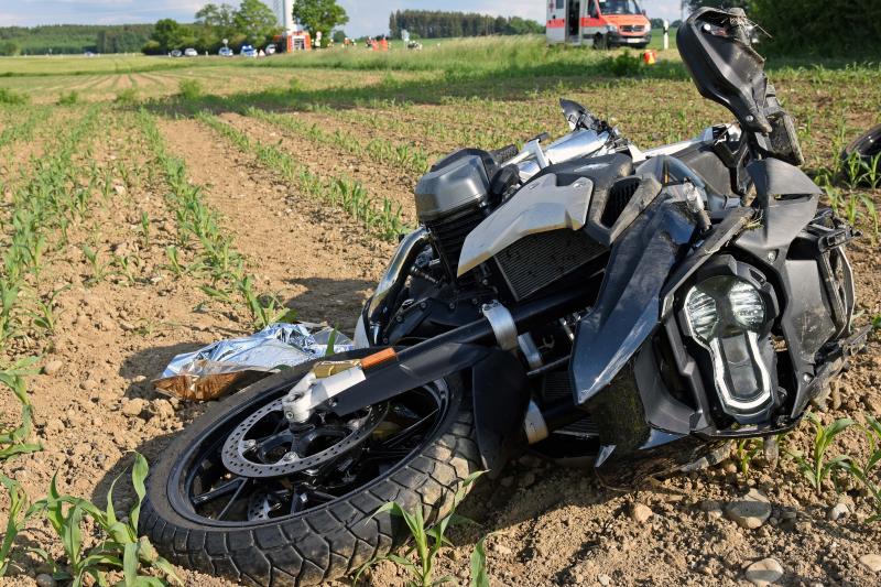 Zwischen Fürstenfeldbruck und Mammendorf auf der B2 ist am Dienstag gegen 17:10 Uhr ein Motorradfahrer mit einem entgegenkommenden Pkw zusammengestoßen.